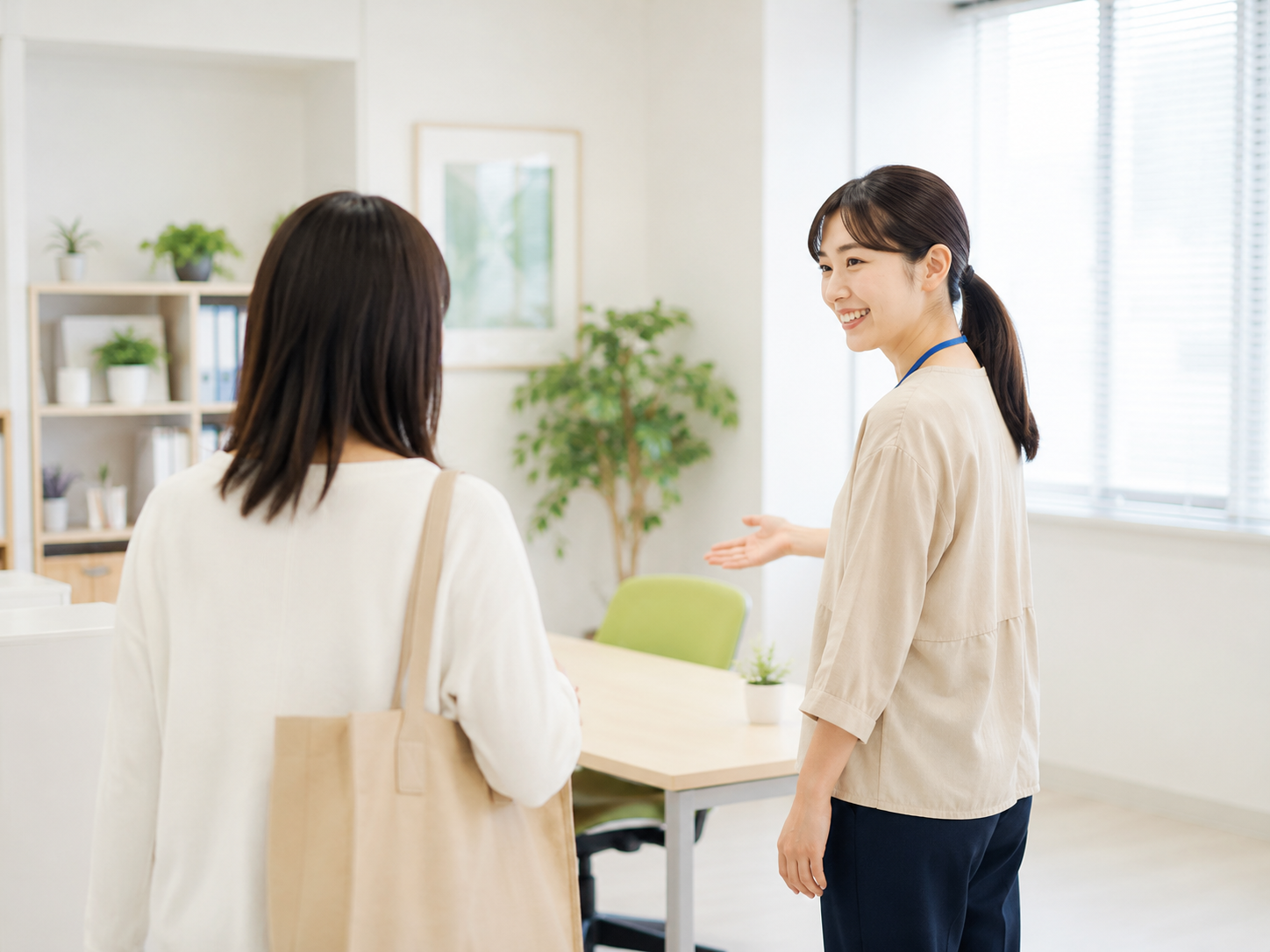 利用開始時に職員が明るく案内しているイメージ