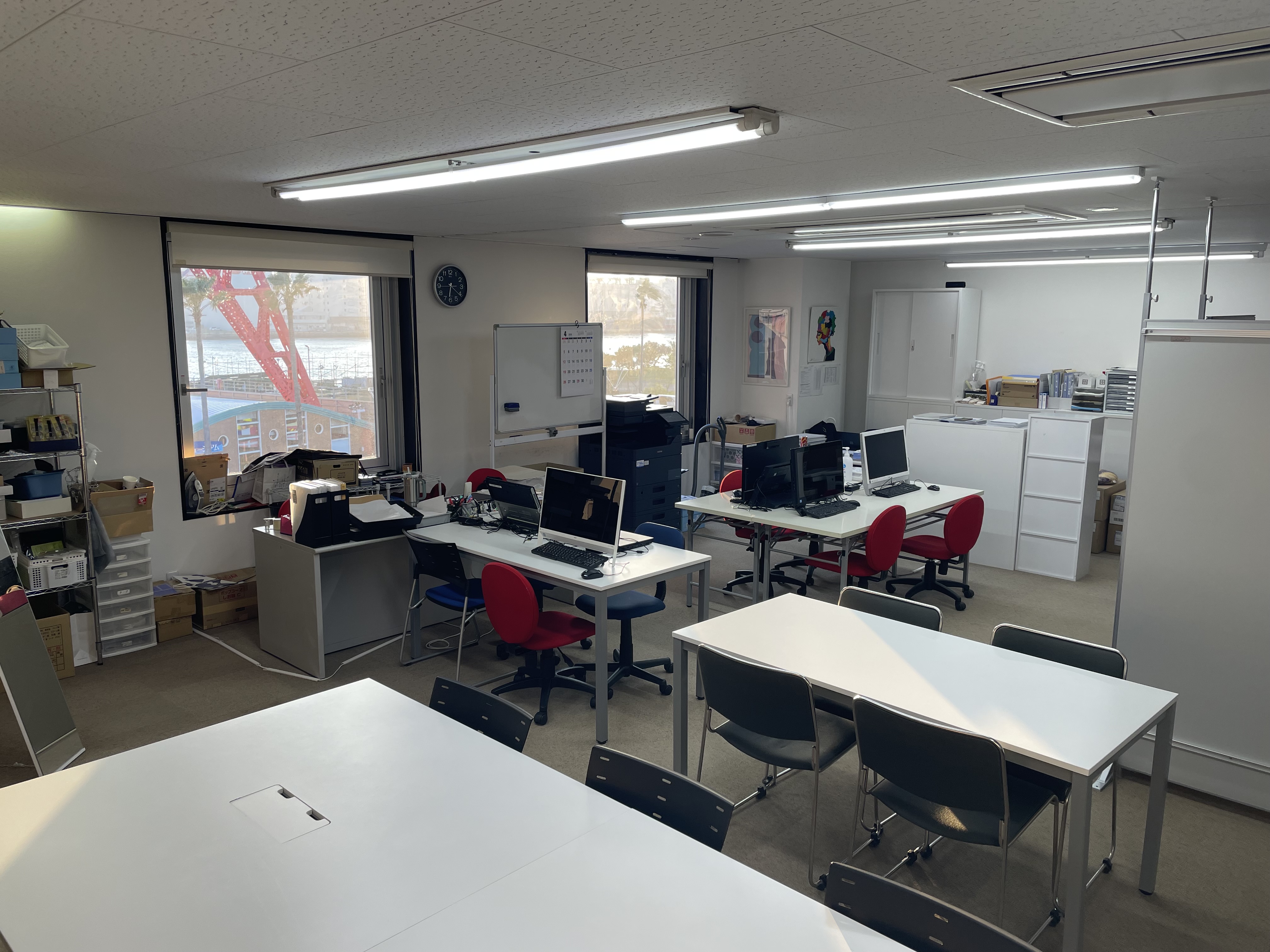 明るい作業スペースとパソコン作業席のあるパラスポの室内