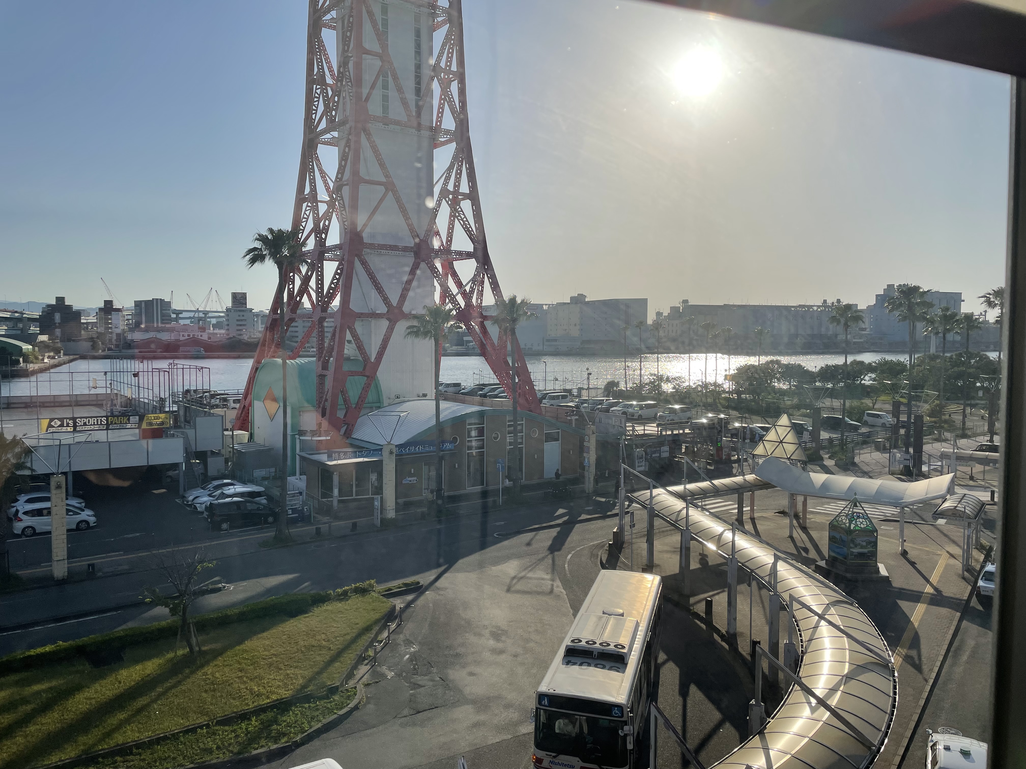パラスポの窓から見えるベイサイドプレイス博多のタワーと港の景色