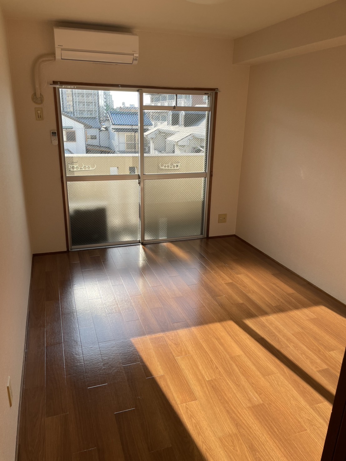 グループホームの明るい居室内装