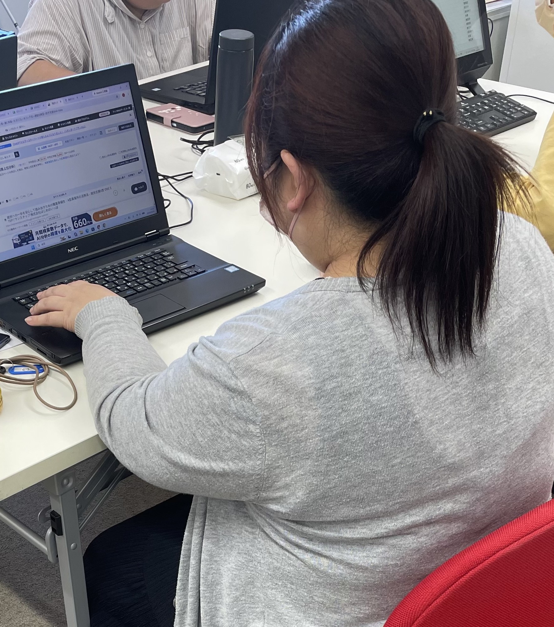 パラスポの作業スペースでパソコン作業に取り組む様子