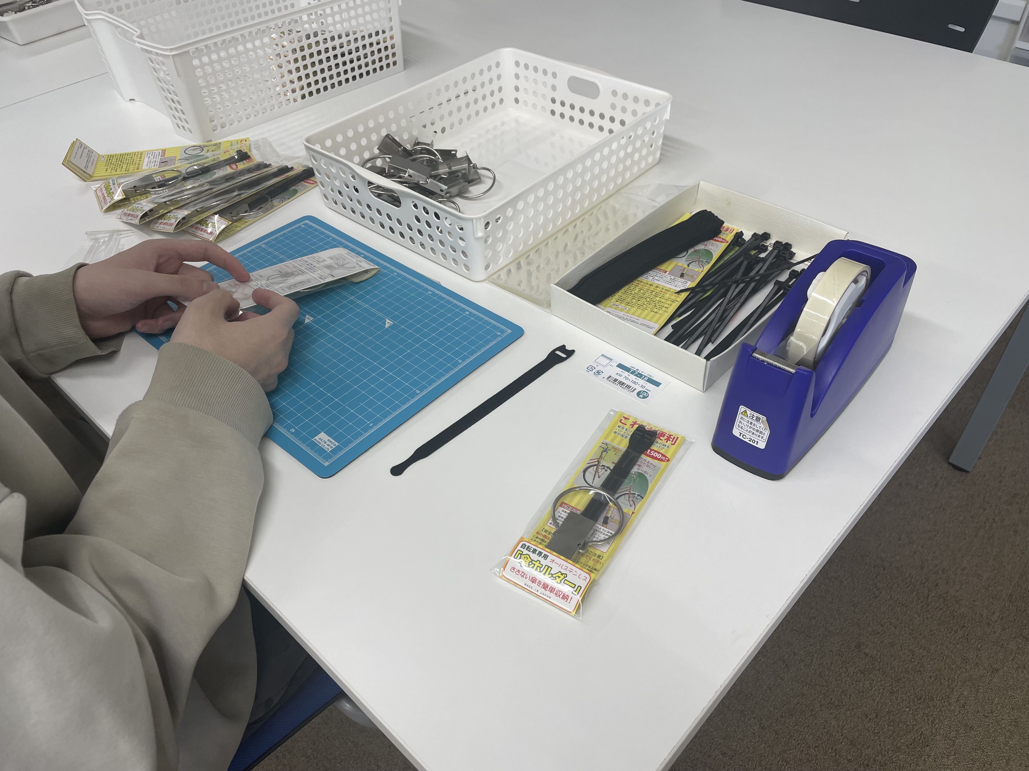 小型部品の組み立てや仕分けに取り組む室内軽作業の様子