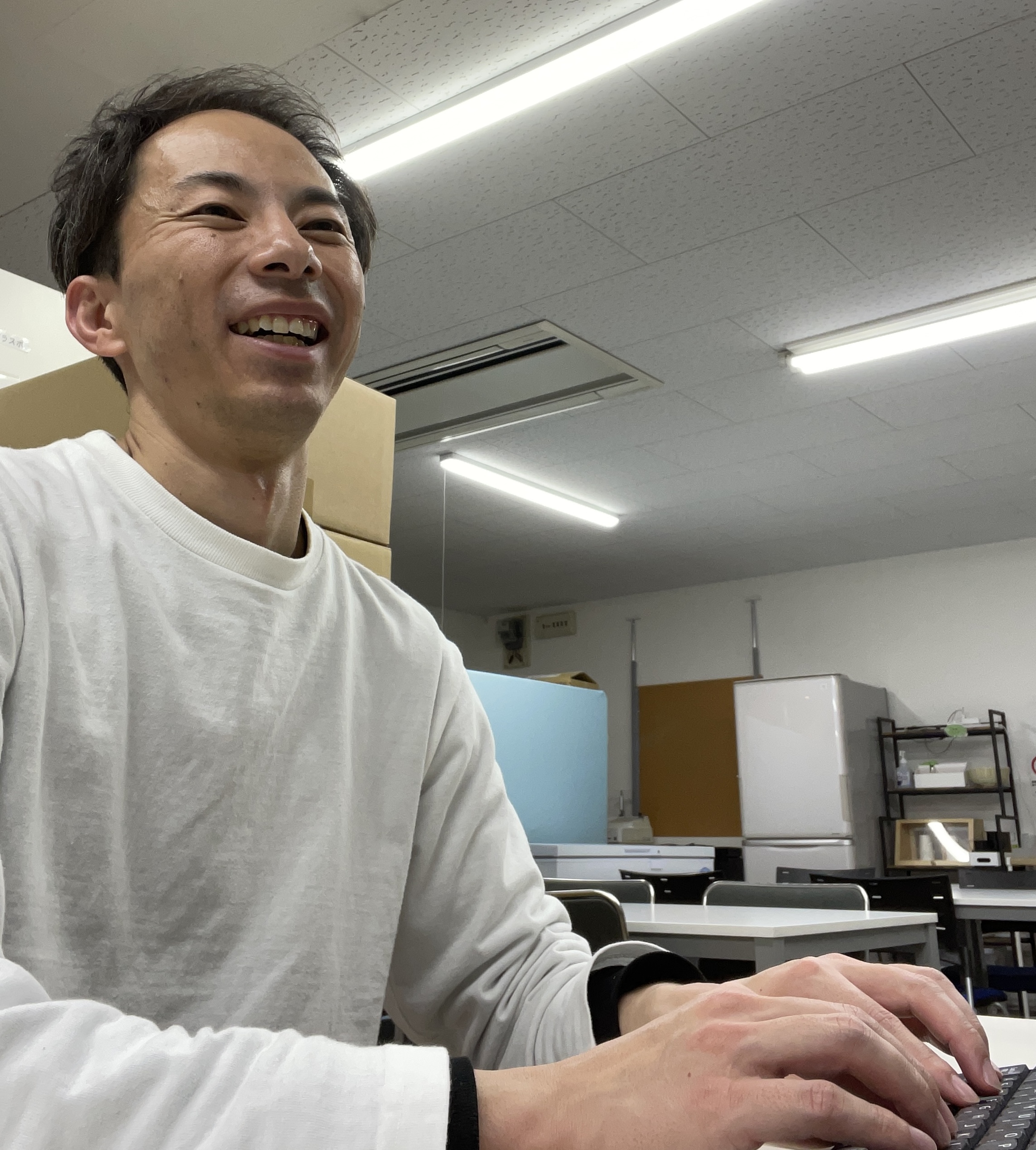 パソコン作業をしながら笑顔で相談しやすい雰囲気の職員