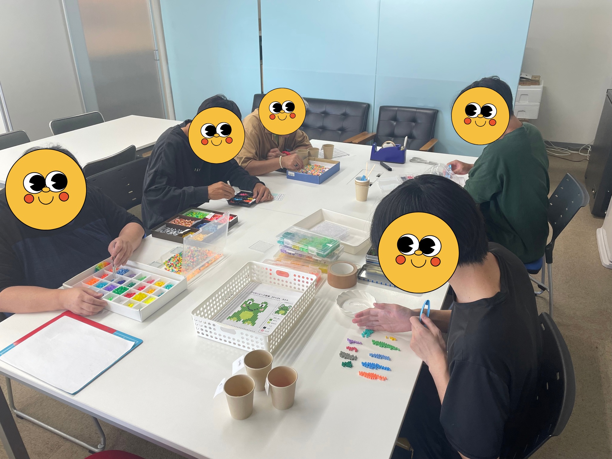 パラスポでテーブルを囲み、ビーズを使った軽作業に取り組む利用者の皆さん