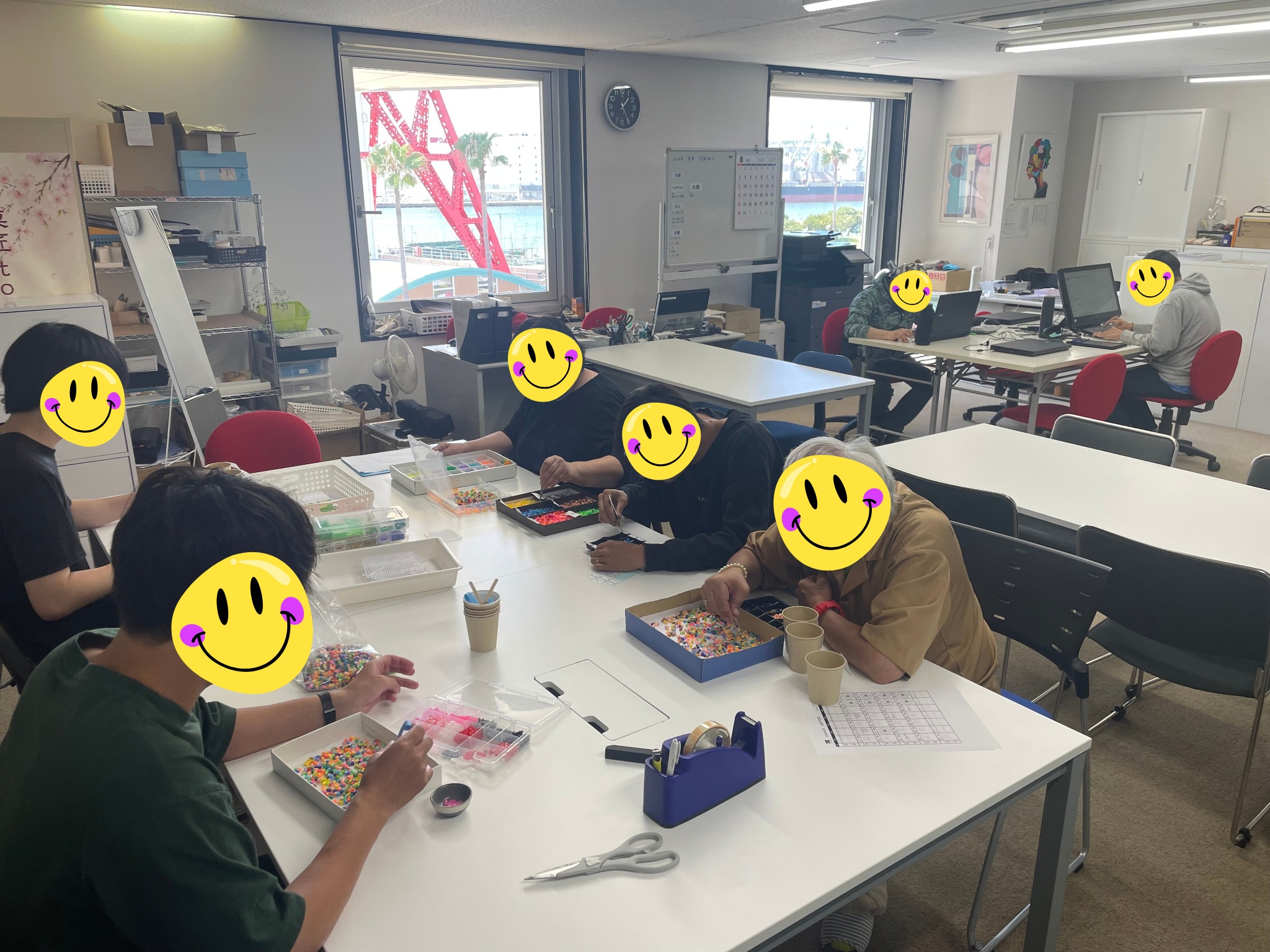 明るい室内で軽作業やパソコン作業に取り組むパラスポの利用者の皆さん