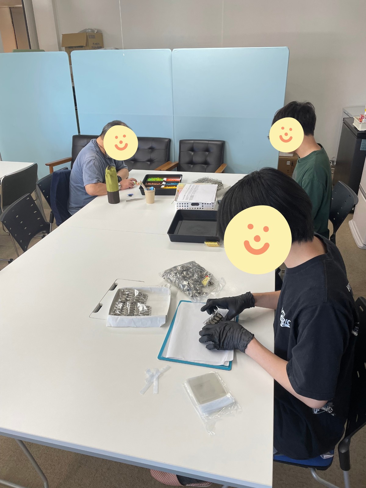 パラスポでテーブルを囲んで軽作業に取り組む様子
