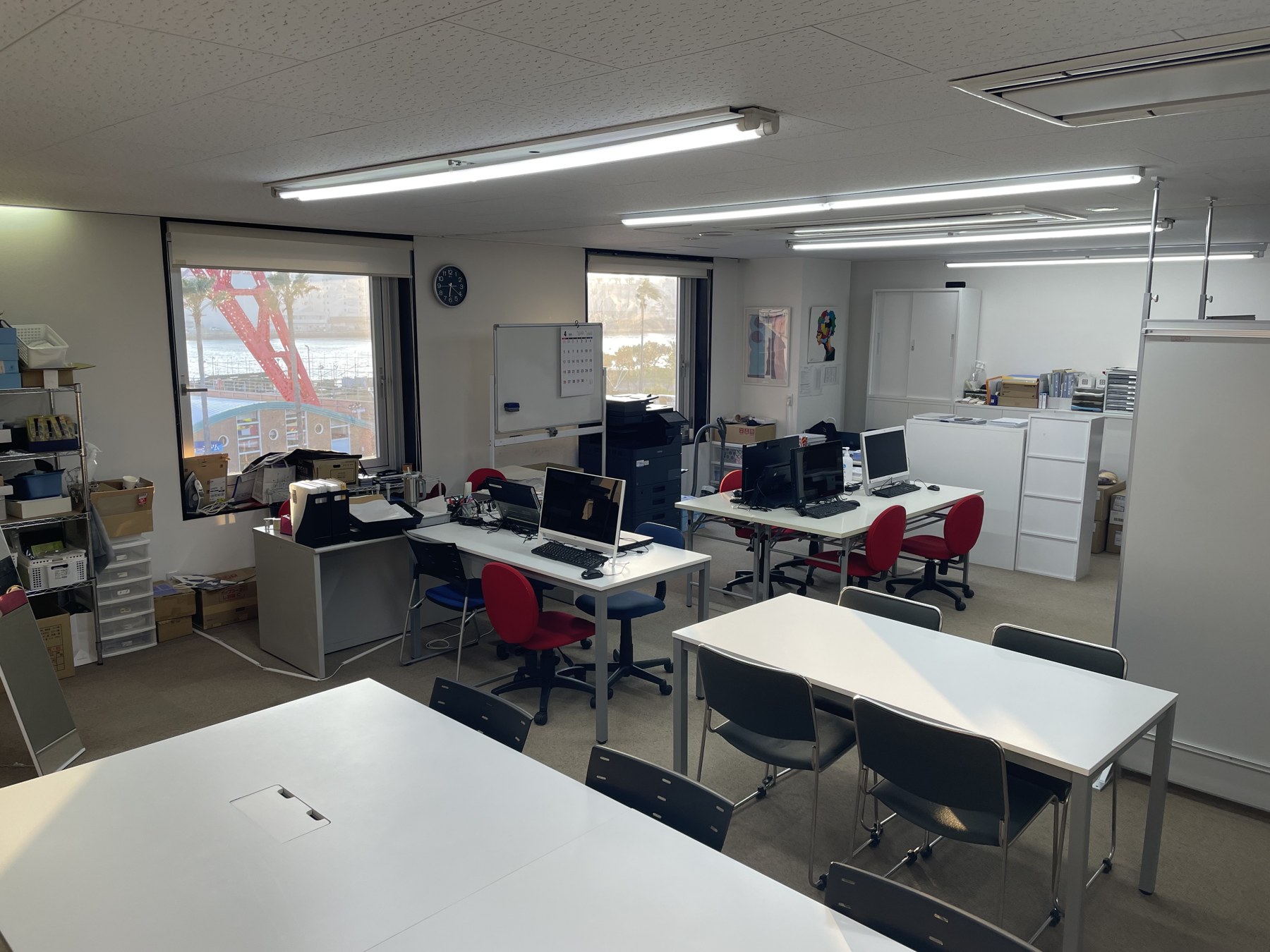 パラスポの明るい作業室とPC・軽作業用のテーブル