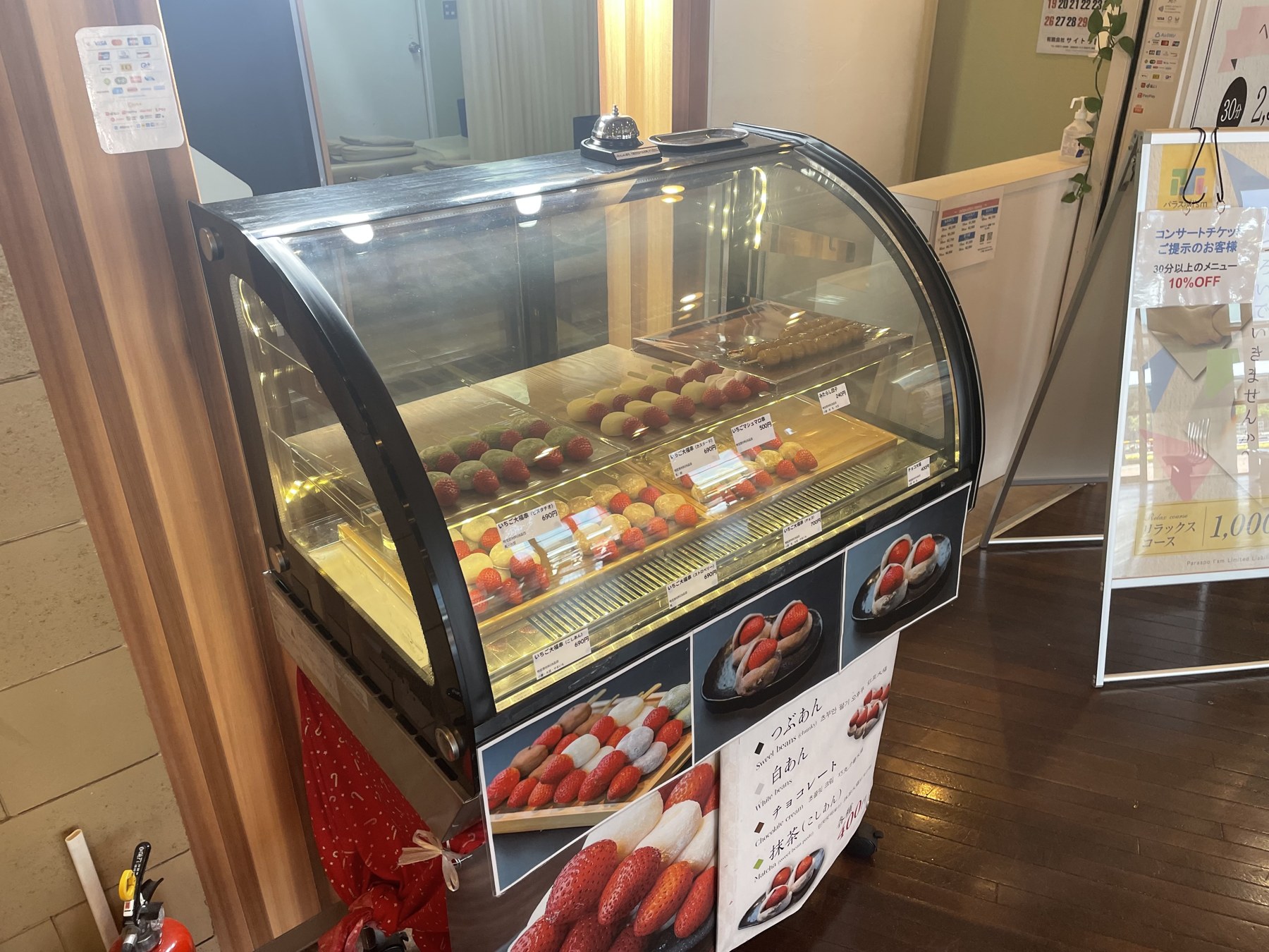 商品を並べた販売コーナーのショーケース